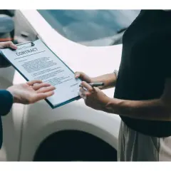 Firma del contratto per l'auto, un passo verso il certificato di proprietà auto mai avuto.