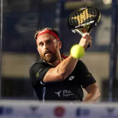 Giocatore di padel in azione, colpo potente. Le sue strategie padel sono evidenti nella concentrazione e nella tecnica.
