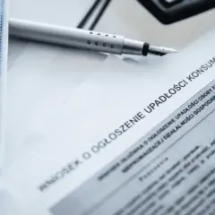 Czy upadłość konsumencka wstrzymuje egzekucję komorniczą? Sprawdź!