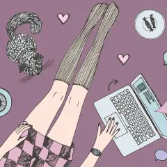 Gambe lunghe, un gatto, caffè e un laptop aperto con un fumetto "Hello". Un'immagine che evoca la sensazione di una relazione a distanza.