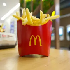 Duże frytki w czerwonym opakowaniu McDonald's, idealne na przekąskę. Zastanawiasz się, ile kosztują duże frytki w McDonald's?
