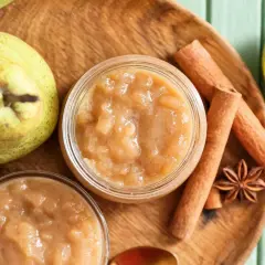 Deliciosa compota de pera casera, con peras frescas, canela y anís estrellado.
