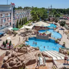 Słoneczne **Bułgaria wakacje** w hotelowym aquaparku z basenami, zjeżdżalniami i mnóstwem leżaków.