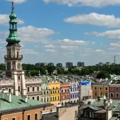Widok na kolorowe kamienice i wieżę ratuszową na Starym Mieście w Zamościu.