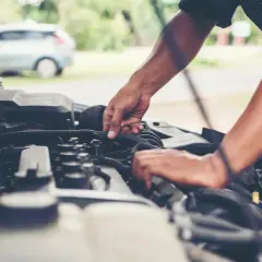 Mechanik sprawdza silnik benzynowy, który ma falujące obroty na zimnym.