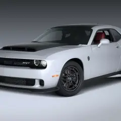 Srebrny Dodge SRT z czarną maską i dachem, z czerwonym wnętrzem, gotowy do jazdy.