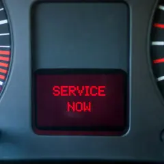 Na desce rozdzielczej Audi świeci się pomarańczowa kontrolka EPC i czerwony komunikat "SERVICE NOW".