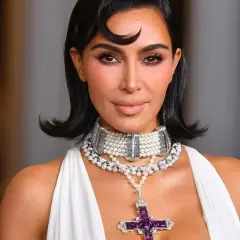 Kim Kardashian fryzura: 10 najmodniejszych stylizacji gwiazdy
