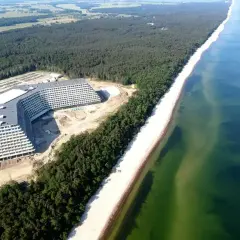 Nowy hotel Gołębiewski nad morzem, w otoczeniu lasu sosnowego i piaszczystej plaży.