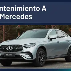 Un Mercedes plateado en un estacionamiento, listo para su mantenimiento A.