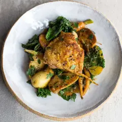 En tallrik med gyllene kycklingfiléer, småpotatis, morötter och grönkål. Ett enkelt kyckling recept som ser utsökt ut.