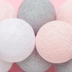 Delikatne, pastelowe kule, jak małe balony, tworzą przytulną lampę ścienną.