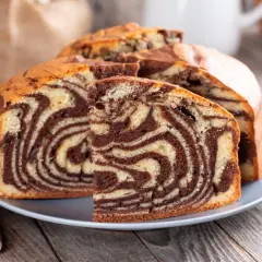 Pyszne niespotykane ciasta w paski zebry, pokrojone na talerzu, gotowe do degustacji.