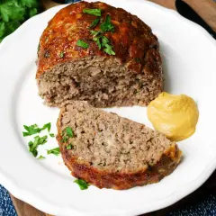 Saftiger Hackbraten, perfekt für ein schnelles Hackbraten Rezept. Mit Senf und Petersilie garniert, ein Genuss!
