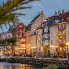 Kolorowe kamienice nad kanałem, ozdobione świątecznymi iluminacjami, tworzą magiczny klimat. Idealne miejsce na city break z Warszawy.