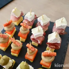 Koreczki na imprezę: przepisy Klaudii Brzezińskiej, które zachwycą!
