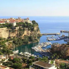 Widok na port w Monako z licznymi jachtami. Wyobraź sobie, że to miejsce to luksusowy monaco camping, gdzie cumują łodzie.