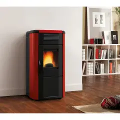 Moderner roter Pelletofen mit brennendem Feuer. Ein Blickfang, der zeigt, warum sich ein Pelletofen lohnt.