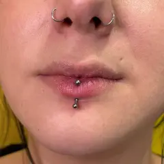 Usta z kolczykiem w wardze (angie piercing) i septum.