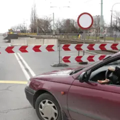 Kierowca zatrzymał się przed barierami. Poznań remonty ulic utrudniają ruch.
