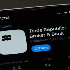 App-Seite von Trade Republic: Broker & Bank. Hier siehst du den "Öffnen"-Button, ideal für deinen Kontoauszug.