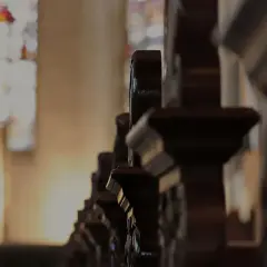 Ile trwa msza za zmarłego? Poznaj czas i tradycje pogrzebowe