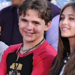 Uśmiechnięte michael jackson dzieci: Prince, Paris i Blanket.