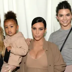 Khloe, Kim z córką North, Kendall i Kourtney. Kris Jenner dzieci w komplecie.