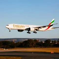 Samolot Emirates z wysuniętym podwoziem zbliża się do lądowania. To wspaniały widok, gdy te maszyny wykonują loty do Abu Dhabi.