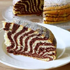 Stary przepis na ciasto zebra. Pyszny, puszysty wypiek z charakterystycznymi pasami, posypany cukrem pudrem.