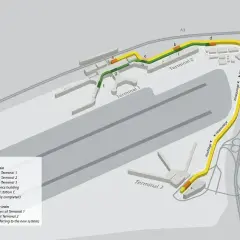 Schemat lotniska Frankfurt nad Menem z zaznaczonymi trasami Sky Line train.