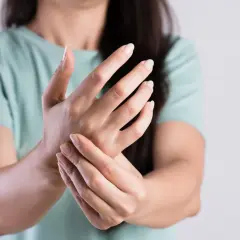 Drżenie rąk u młodych: Kiedy to nerwy, a kiedy choroba?