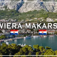 Malownicza zatoka z łodziami i miasteczkiem na zboczu góry. Widok na Riwierę Makarską w Chorwacji.