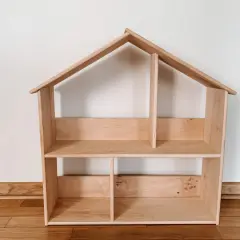 Drewniany domek dla lalek DIY, gotowy do pomalowania i umeblowania. Idealny do kreatywnej zabawy.