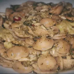 Orecchiette con broccoli e acciughe, un classico sapore pugliese.