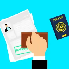 Ręka z pieczątką "APPROVE" nad dokumentem, obok paszport. Czy Albania jest w Schengen? To pytanie podróżnych.