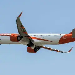 Samolot easyJet w locie. Pamiętaj o easyjet wymiary bagażu podręcznego przed podróżą.