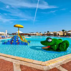 Piękna pogoda w Egipcie, Marsa Alam. Basen z zabawną żabą i zjeżdżalnią czeka na gości.