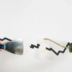 Hände reparieren mit Spachtel und Rolle eine gezackte Linie, die wie **risse in der wand** aussieht.