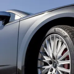 Neumático Goodyear Eagle F1 Asymmetric 6 en un coche deportivo gris.