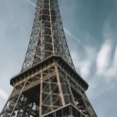 La **Eyfel Kulesi** se dresse fièrement sous un ciel bleu parsemé de nuages.