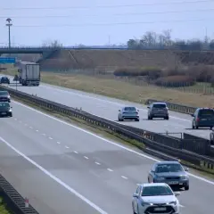 Ruch na autostradzie, gdzie kierowcy zastanawiają się, jaki mandat za jazdę ciężarówka w zakazie.