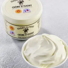 Crème d'Isigny : un pot et un bol de crème fraîche onctueuse. Parfaite pour la cuisine, sa richesse sublime vos plats.