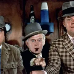 Gang Olsena obsada: Egon, Benny i Kjeld w swoich charakterystycznych strojach.