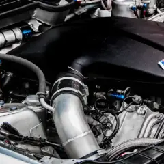 Silnik sportowego samochodu z widocznymi elementami układu dolotowego i paliwowego. Uszkodzony Valvetronic objawy mogą być trudne do zdiagnozowania w tak złożonej konstrukcji.