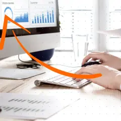 Gráfico de ventas en pantalla de ordenador, con una flecha naranja ascendente. La imagen evoca la idea de una copia de seguridad incremental que impulsa el crecimiento.
