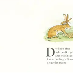 Ein kleiner Hase klammert sich an die langen Ohren des großen Hasen. Weist du eigentlich wie lieb ich dich hab, kleiner Freund?