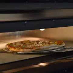Pizza Giuseppe w piecu, paruje i pachnie. Idealna do podania.