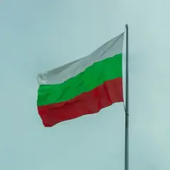 Bułgarska flaga powiewa na wietrze. Czy to znak, że ceny papierosów w Bułgarii są niskie?
