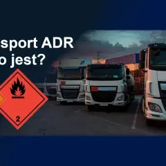 Ciężarówki z oznaczeniami ADR gotowe do transportu. Kurier ADR wiezie niebezpieczne materiały.
